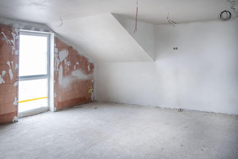 Omítání betonového stropu sádrovou omítkou 